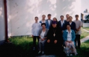 Ojciec Mikołaj Szebelan w towarzystwie wychowawczyni klasy ósmej Lili Tarasiewicz (po prawej) i nauczycielki Ireny Olichwier (po lewej) oraz tegorocznych absolwentów.